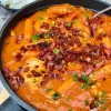 Mørbradgryde med soltørrede tomater og rød peberfrugt i tomatflødesovs