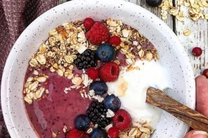Morgenbowl med smoothie og vaniljeskyr