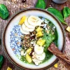 Morgenbowl med vaniljechiagrød og grøn smoothie