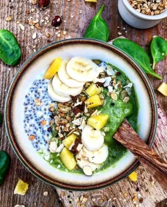 Morgenbowl med vaniljechiagrød og grøn smoothie