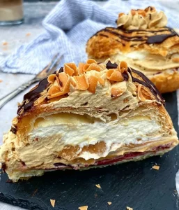 Nemme wienerdejs fastelavnsboller med mokkaskum, karamel og marmelade