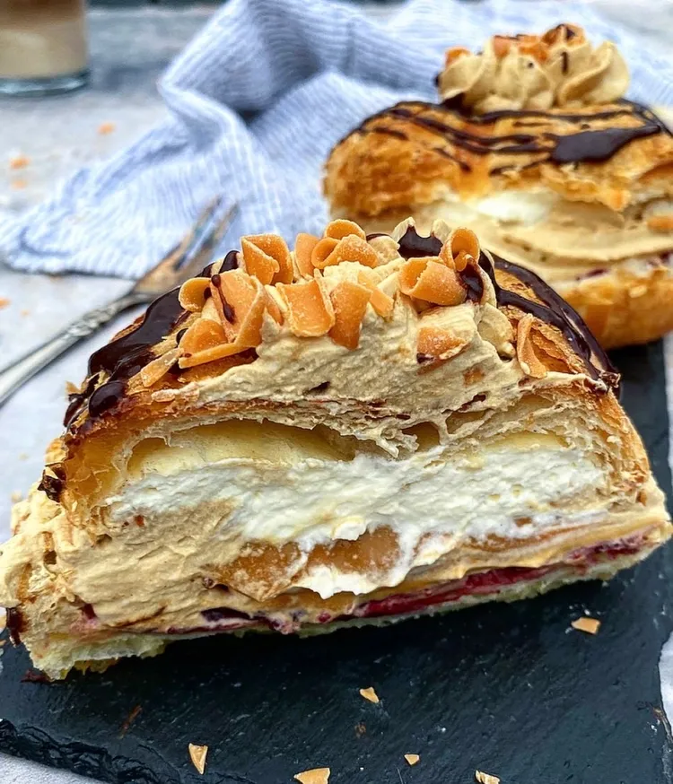 Nemme wienerdejs fastelavnsboller med mokkaskum, karamel og marmelade