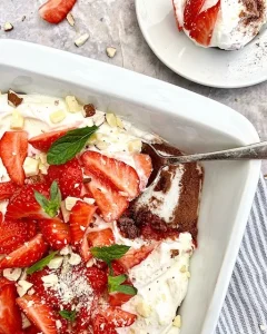 No bake sommerkage med rutebiler, jordbær/rabarberkompot og skyrfløde