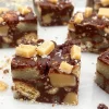 Nougetstykker med chokolade, kiks, karamelfudge og marcipan