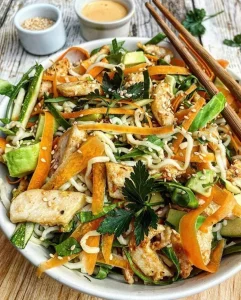 Nudelsalat med kylling og spicy dressing