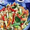 Nudesalat med peberfrugt. ærter og gulerødder