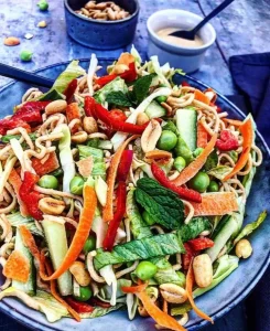 Nudelsalat med peberfrugt, ærter og gulerødder