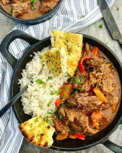 Okse-simregryde med garam masala sovs og grøntsager