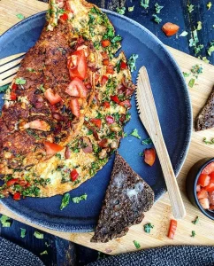 Omelet med grønkål, bacon og peberfrugt
