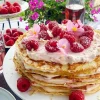Pandekage-kage med kokos, citroncreme og friske hindbær