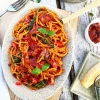 Pasta i peberfrugtsovs med spinat, chorizo og tomat