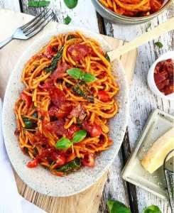 Pasta i peberfrugtsovs med spinat, chorizo og tomat