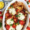 Pasta med kødsovs i fad