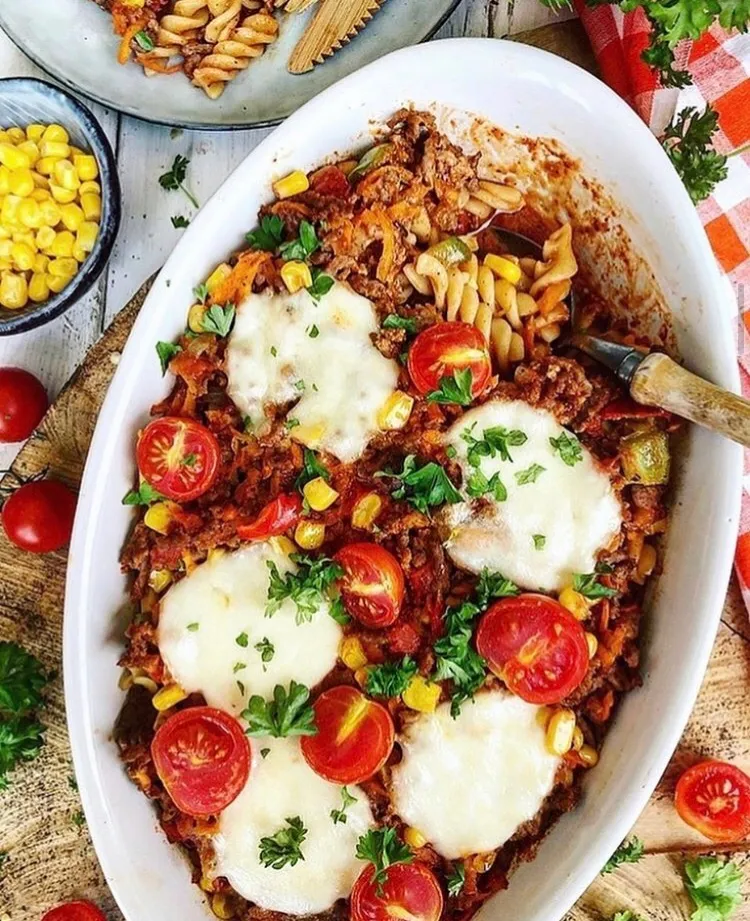 Pasta med kødsovs i fad