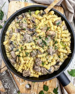 Pasta med oksekød og porrer i flødesovs