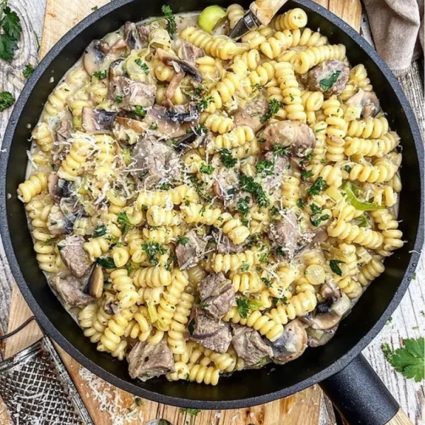 Pasta med oksekød og porrer i flødesovs