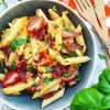 Pasta med pikantost, bacon og grønt