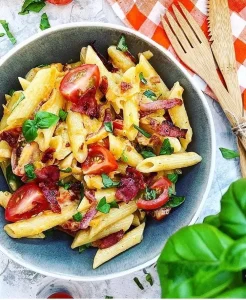 Pasta med pikantost, bacon og grønt
