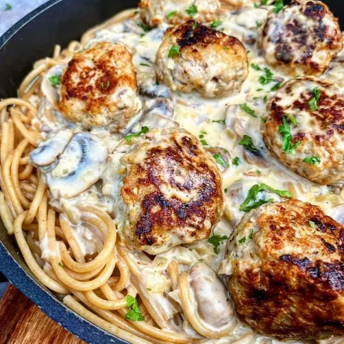 Pastaret med kødboller og champignonsovs