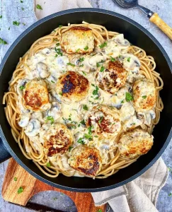Pastaret med kødboller og champignonsovs