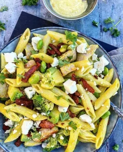 Pastasalat kylling, bacon og avocado