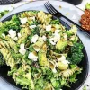 Pastasalat med pesto, broccoli og avocado