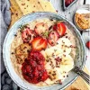 Peanutbuttergrød med banan og jordbærkompot