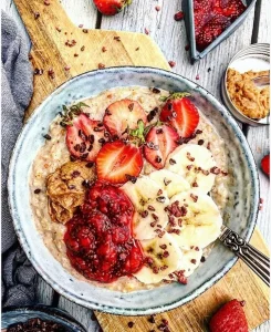Peanutbuttergrød med banan og jordbærkompot