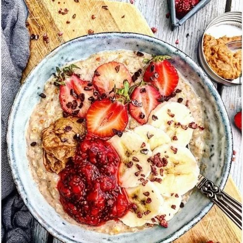 Peanutbuttergrød med banan og jordbærkompot