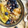 Peanutbuttergrød med karamelliserede bananer