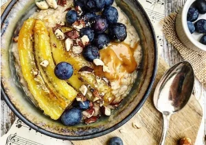 Peanutbuttergrød med karamelliserede bananer