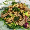 Perlebygsalat med oksekød og broccoli