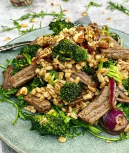 Perlebygsalat med oksekød og broccoli