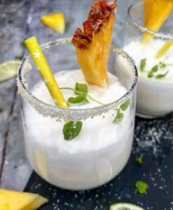 Hvad skal der egentlig i Piña Colada? Se opskriften her