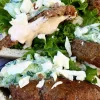 Pitabrød med krydrede hakkebøffer, tzatziki og spicy dressing