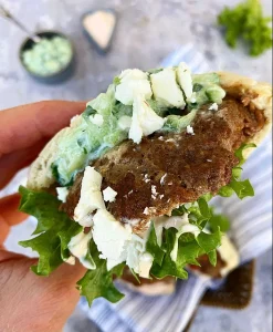 Pitabrød med krydrede hakkebøffer, tzatziki og spicy dressing