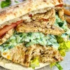 Pitabrød med kyllingekebab og tzatziki