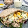Pitabrød med tunsalat, æg og urtedressing