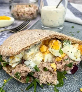 Pitabrød med tunsalat, æg og urtedressing