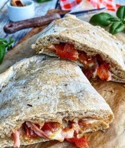 Pizza calzone med skinke, mozzarella og tomat