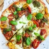 Pizza med kartofler, tomat, pesto og mozzarella