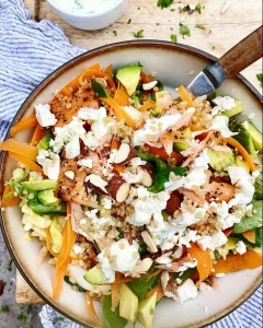 Quinoasalat med kål, gulerødder, laks og avocado