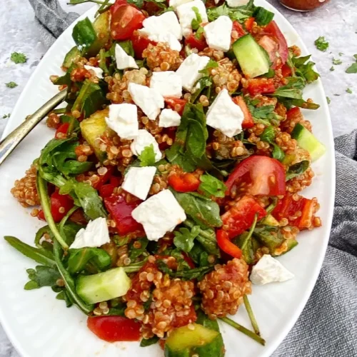 Quinoasalat med peberfrugt, agurk og tomatdressing