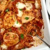 Ris og kylling i fad med tomatsovs og mozzarella