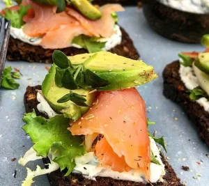 Ristet rugbrød med laks, flødeostcreme og avocado