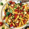 Rød pastasalat med chorizo og grønt