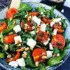 Rucolasalat med bagte tomater, feta og pinjekerner