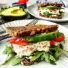 Rugbrødssandwich med laksesalat og citronsyltede peberfrugter