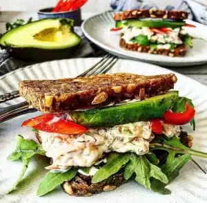 Rugbrødssandwich med laksesalat og citronsyltede peberfrugter