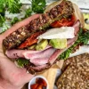 Rugbrødssandwich med oksepastrami, pesto og avocado